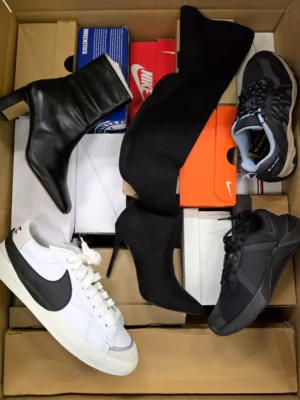 The photo shows a package with footwear in the category BS.