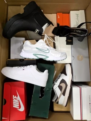 The photo shows a package with footwear in the category BS.