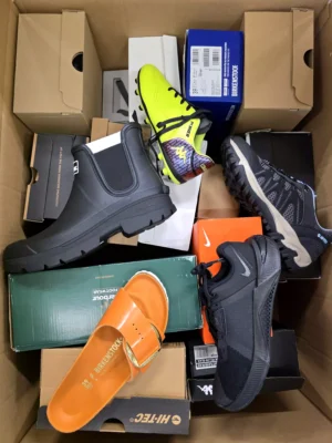 The photo shows a package with footwear in the category BS.