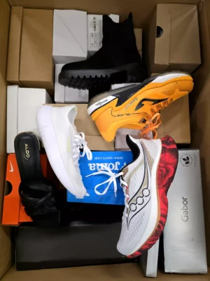 The photo shows a package with footwear in the category BS.