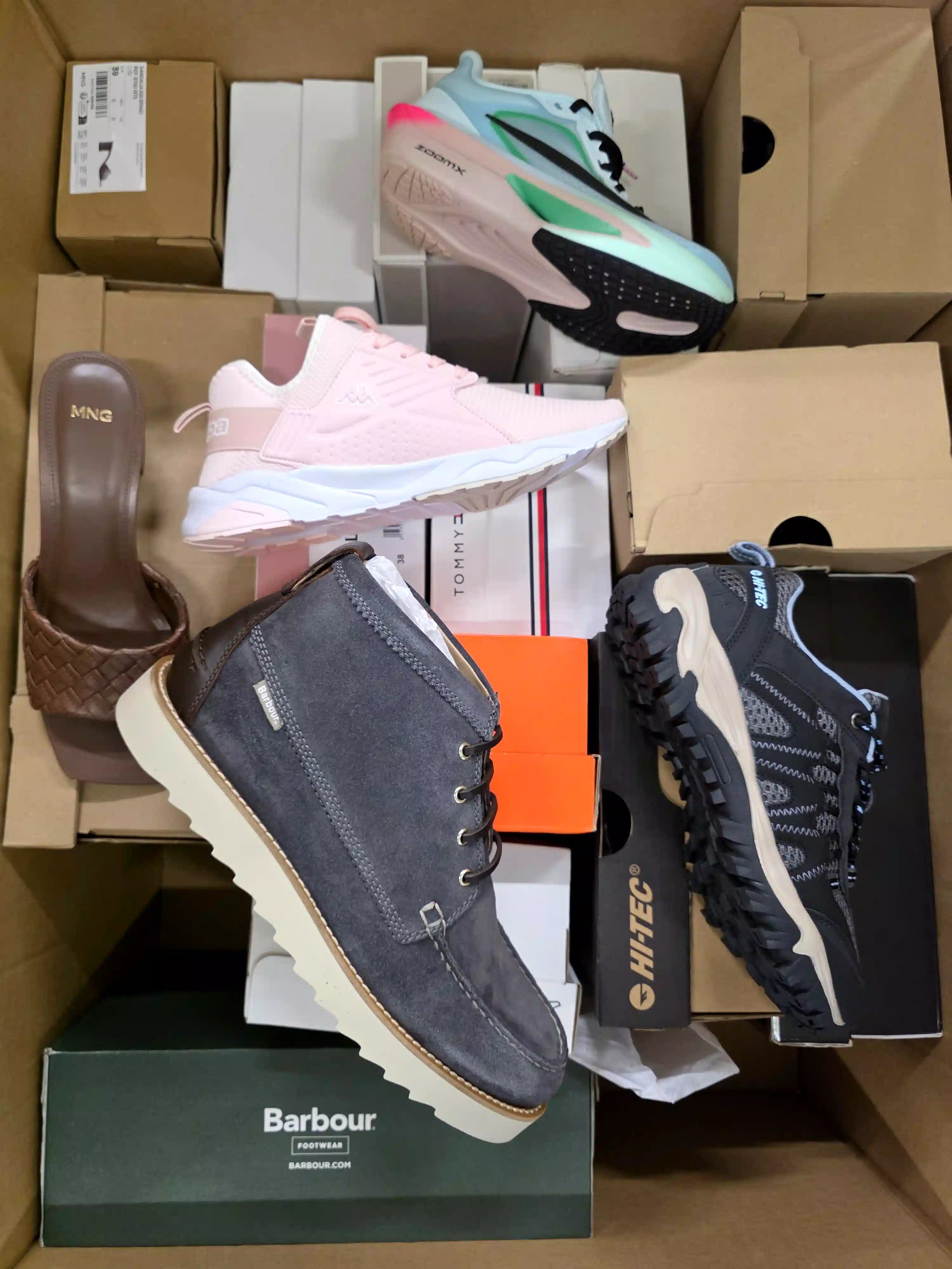 BS3601 3 The photo shows a package with footwear in the category BS.