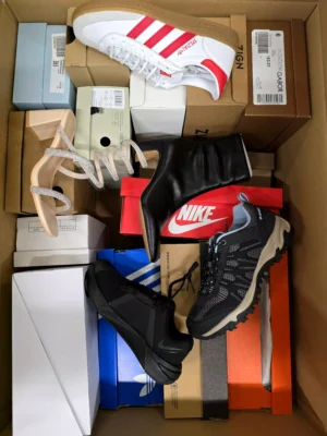 The photo shows a package with footwear in the category BS.