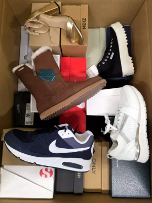 The photo shows a package with footwear in the category BS.