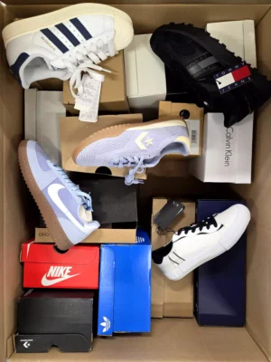 The photo shows a package with footwear in the category BS.