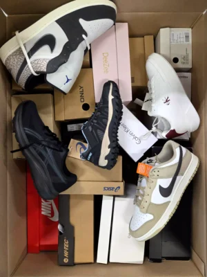 The photo shows a package with footwear in the category BS.