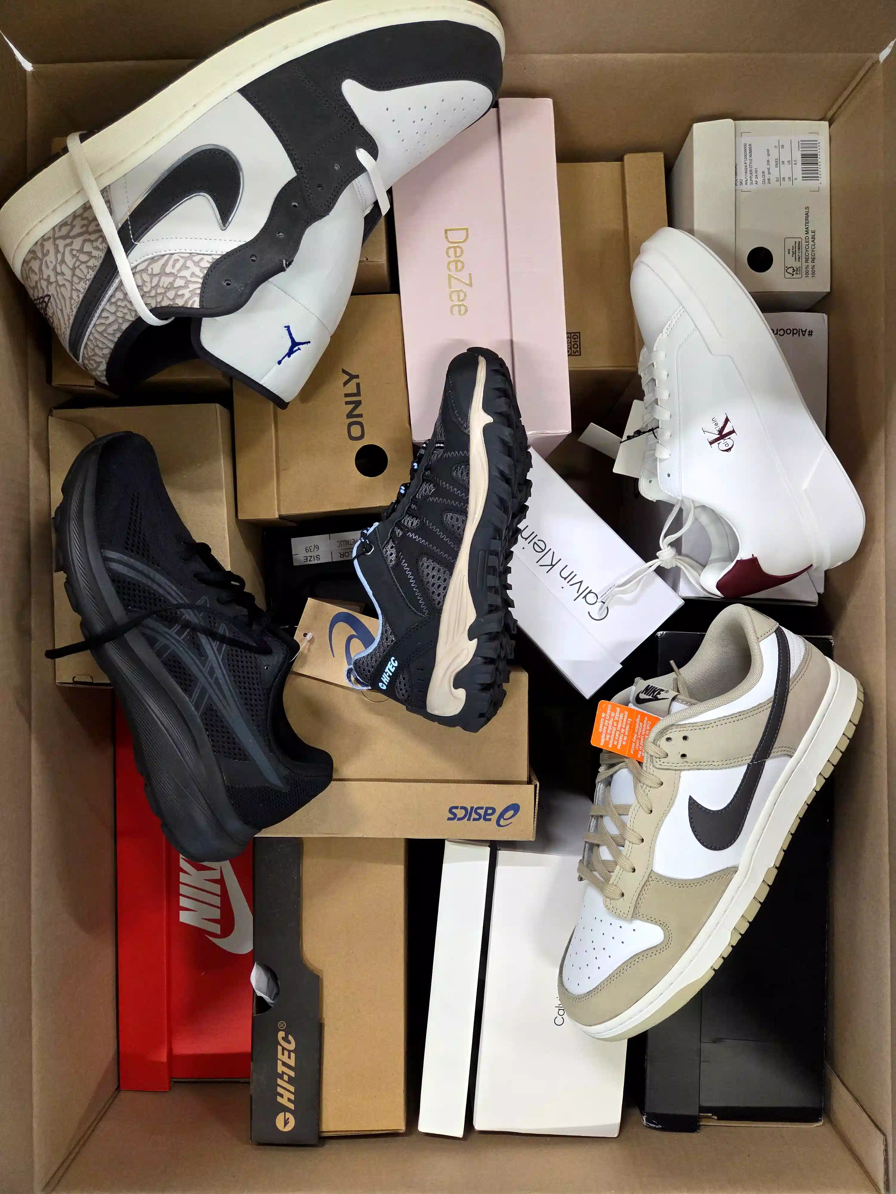 BS3640 3 The photo shows a package with footwear in the category BS.