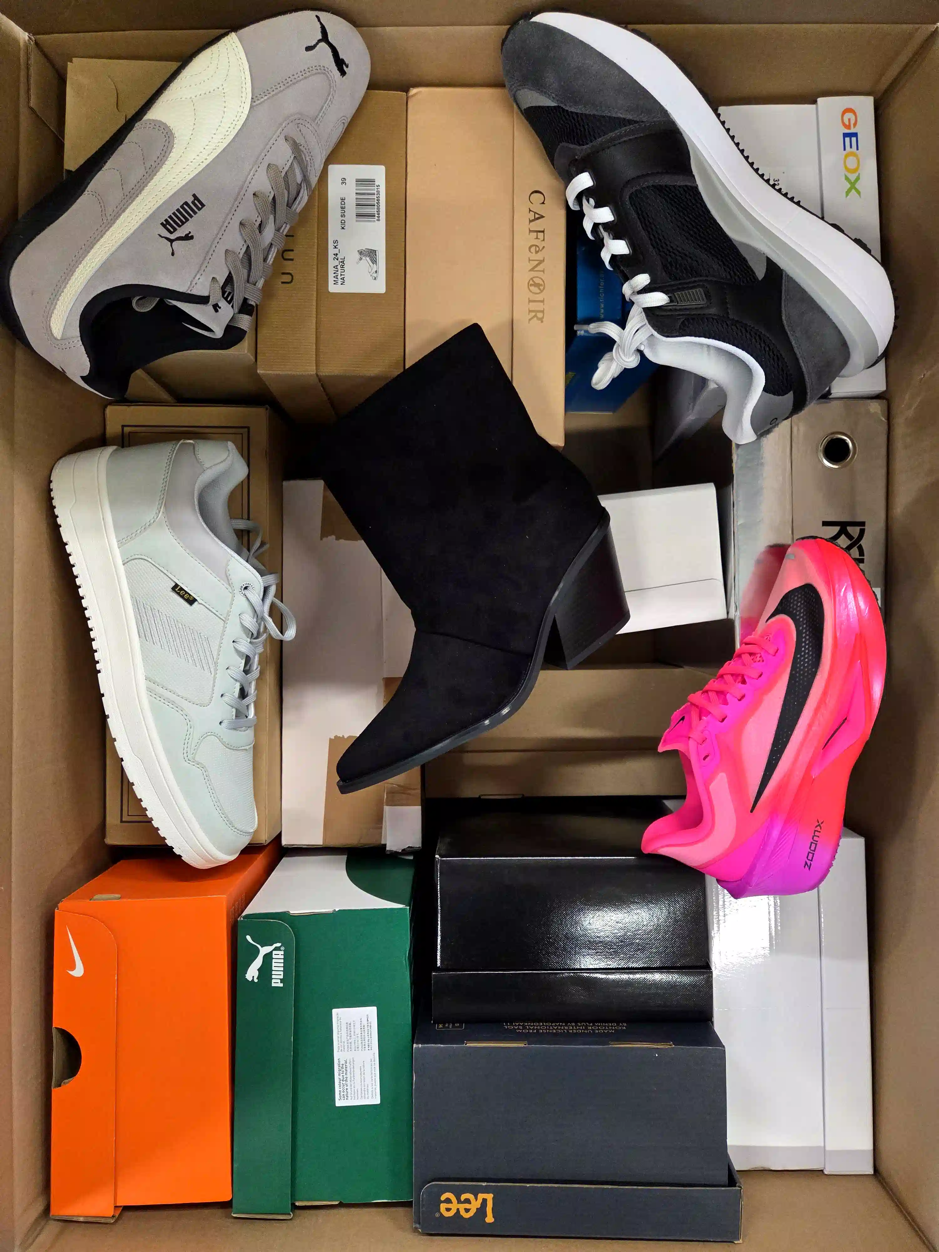 BS3641 3 The photo shows a package with footwear in the category BS.