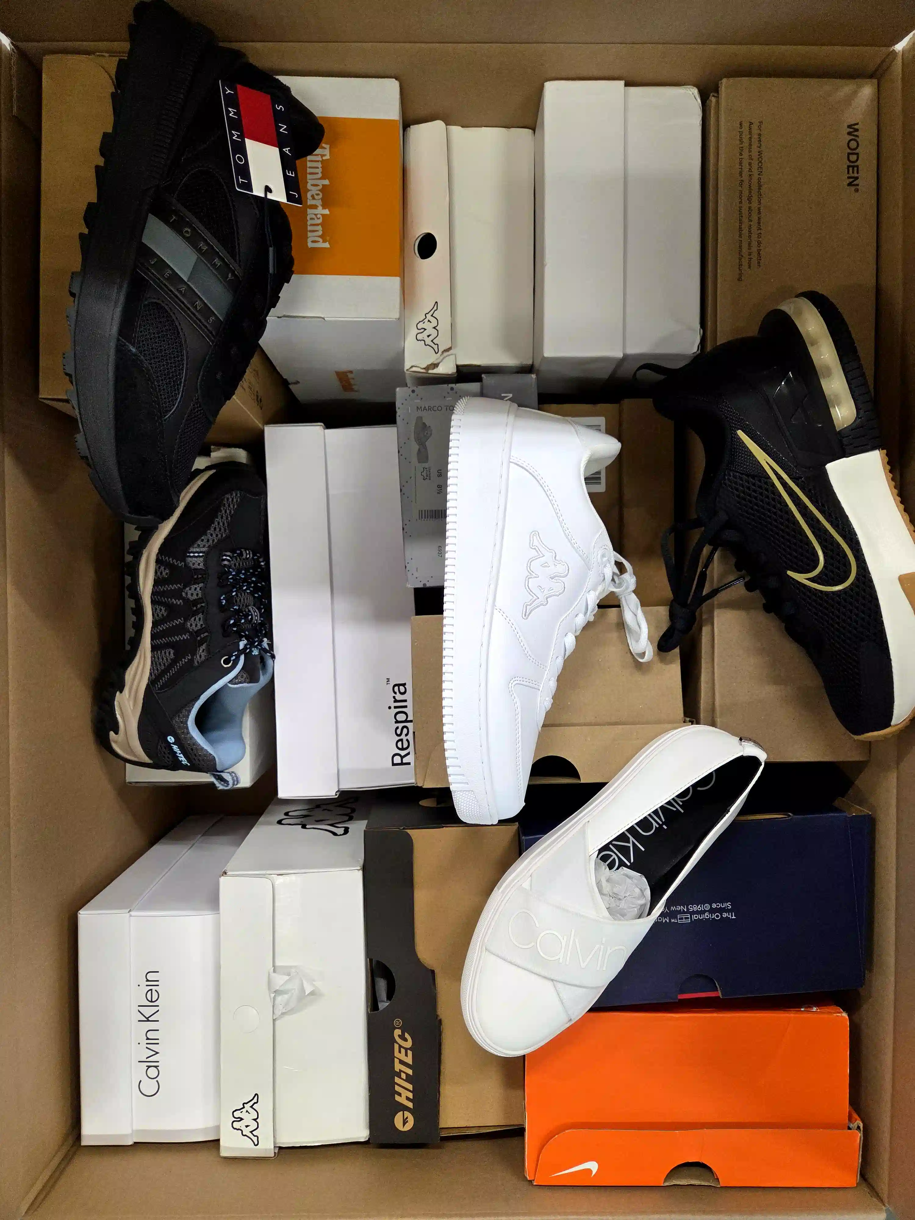 BS3643 3 The photo shows a package with footwear in the category BS.