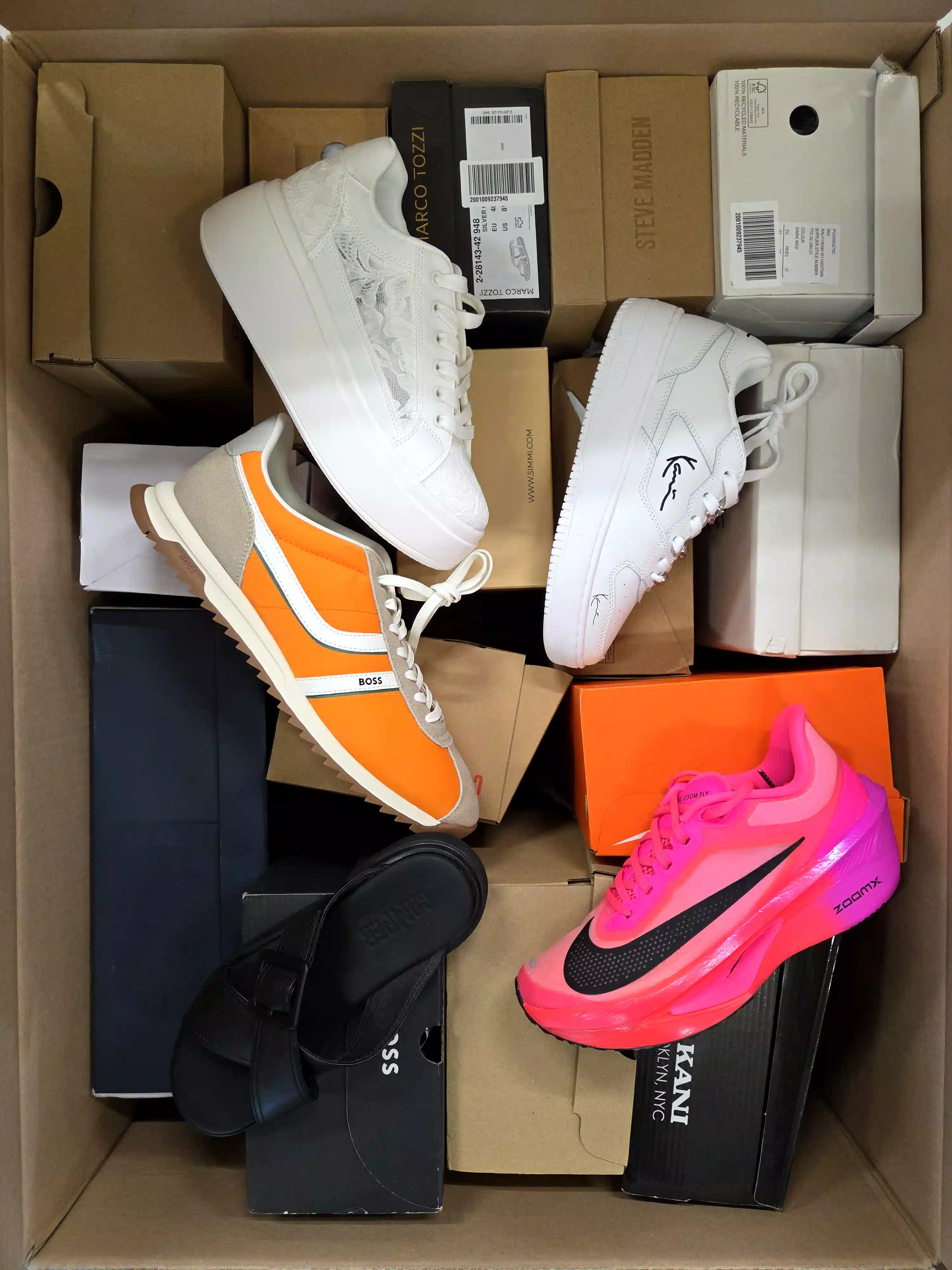 BS3645 3 The photo shows a package with footwear in the category BS.