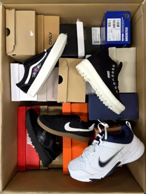 The photo shows a package with footwear in the category BS.