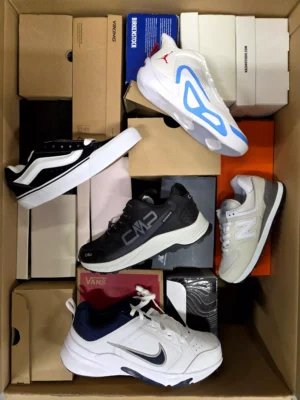 The photo shows a package with footwear in the category BS.