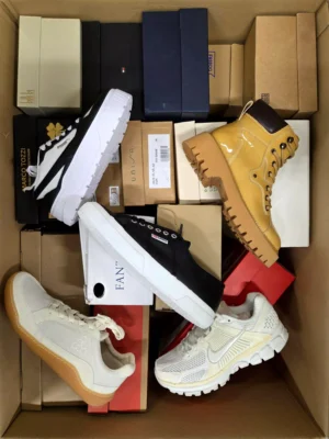 The photo shows a package with footwear in the category BS.