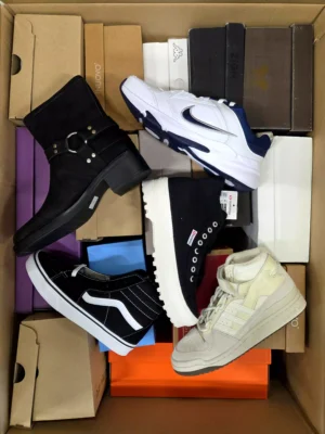 The photo shows a package with footwear in the category BS.