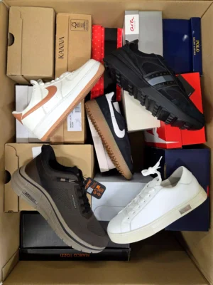 The photo shows a package with footwear in the category BS.