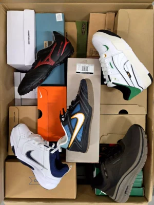 The photo shows a package with footwear in the category BS.