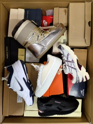 The photo shows a package with footwear in the category BS.