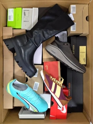 The photo shows a package with footwear in the category BS.