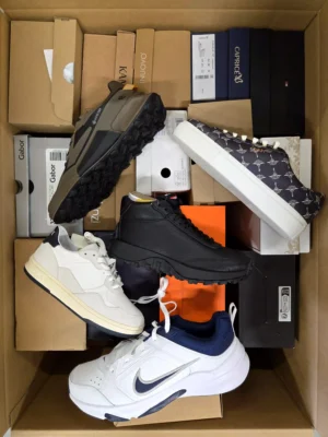 The photo shows a package with footwear in the category BS.