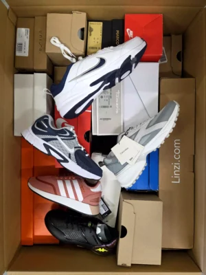 The photo shows a package with footwear in the category BS.