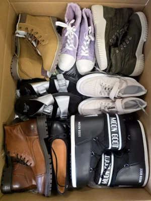 The photo shows a package with footwear in the category BSU.