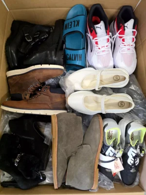 The photo shows a package with footwear in the category BSU.