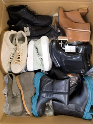 The photo shows a package with footwear in the category BSU.
