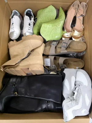 The photo shows a package with footwear in the category BSU.