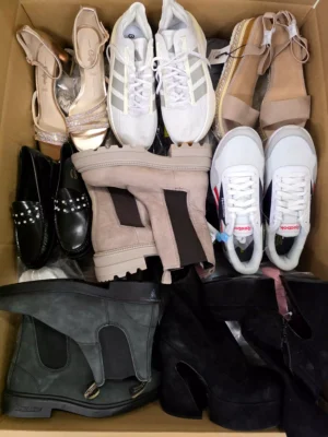 The photo shows a package with footwear in the category BSU.
