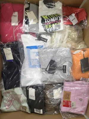 The photo shows a package with clothing in the category K.