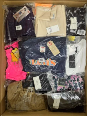 The photo shows a package with clothing in the category K.