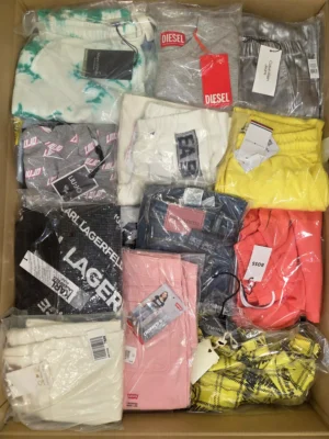 The photo shows a package with clothing in the category K.