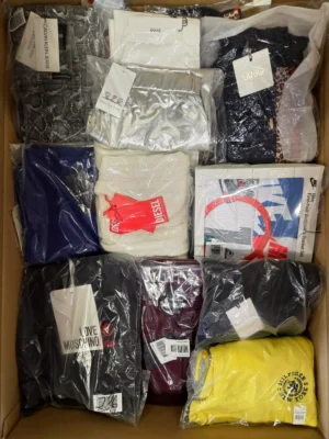 The photo shows a package with clothing in the category K.