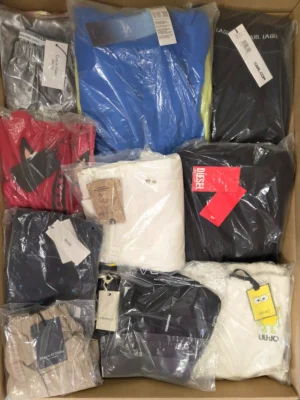 The photo shows a package with clothing in the category K.