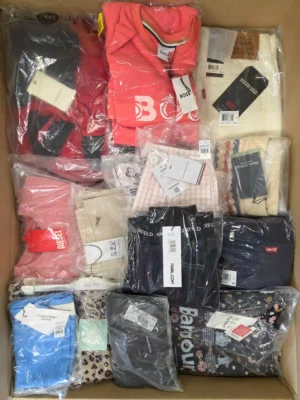 The photo shows a package with clothing in the category K.