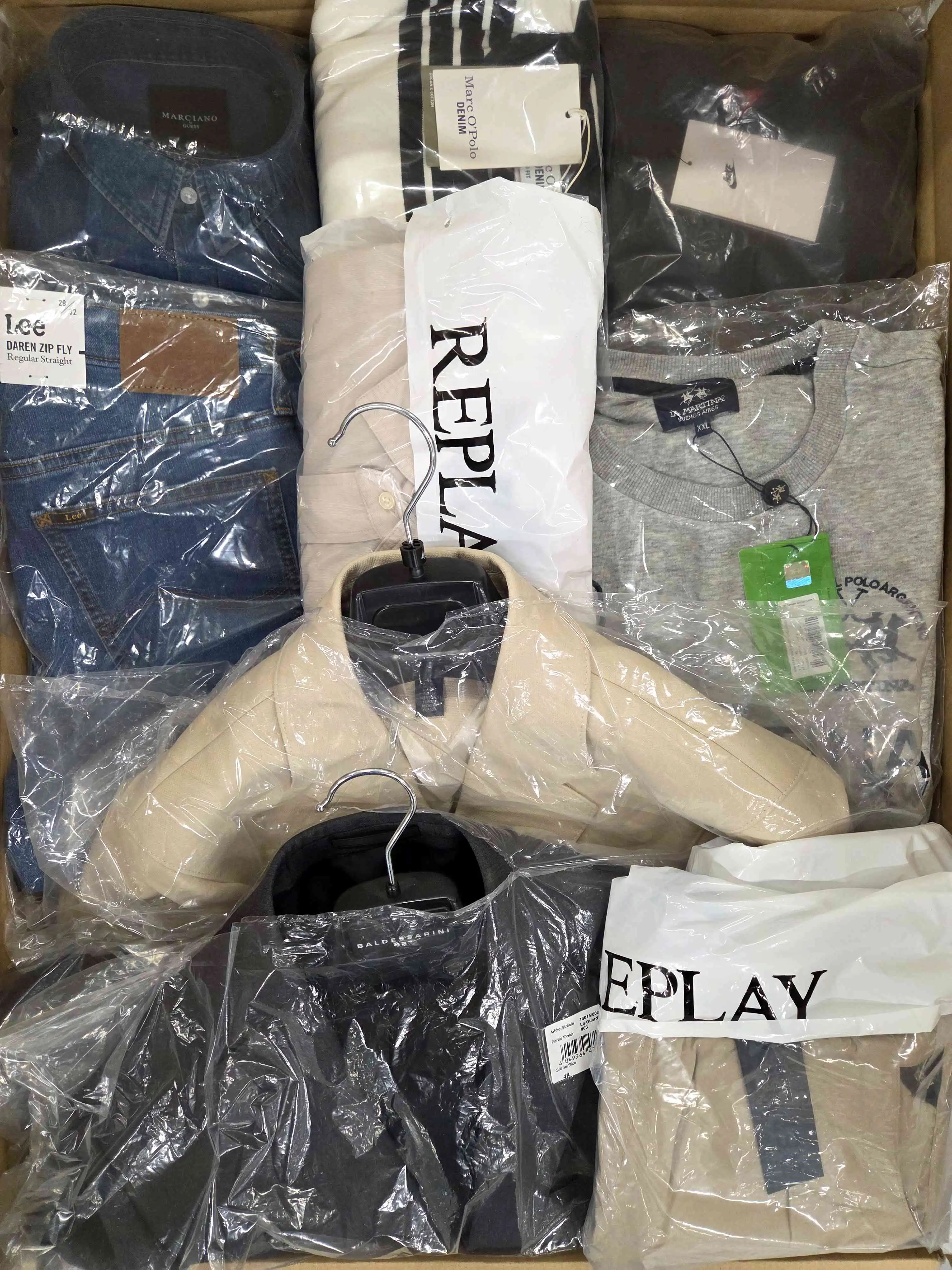 AM541 3 The photo shows a package with clothing in the category AM.