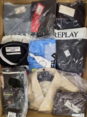 The photo shows a package with clothing in the category AM.