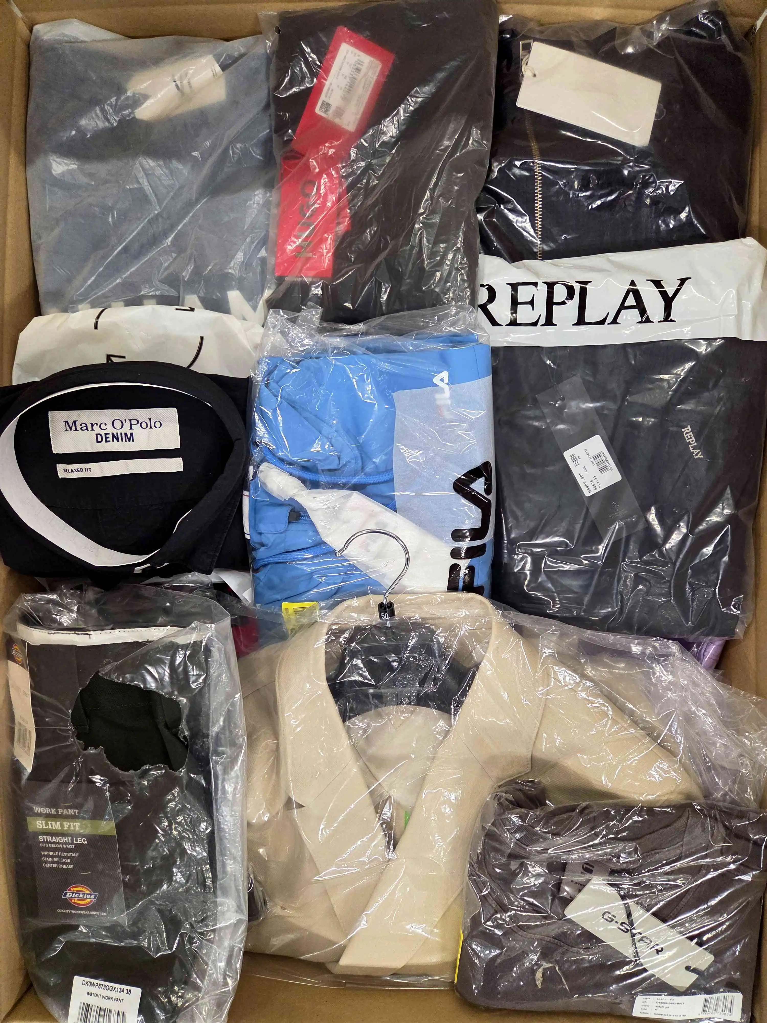AM542 3 The photo shows a package with clothing in the category AM.