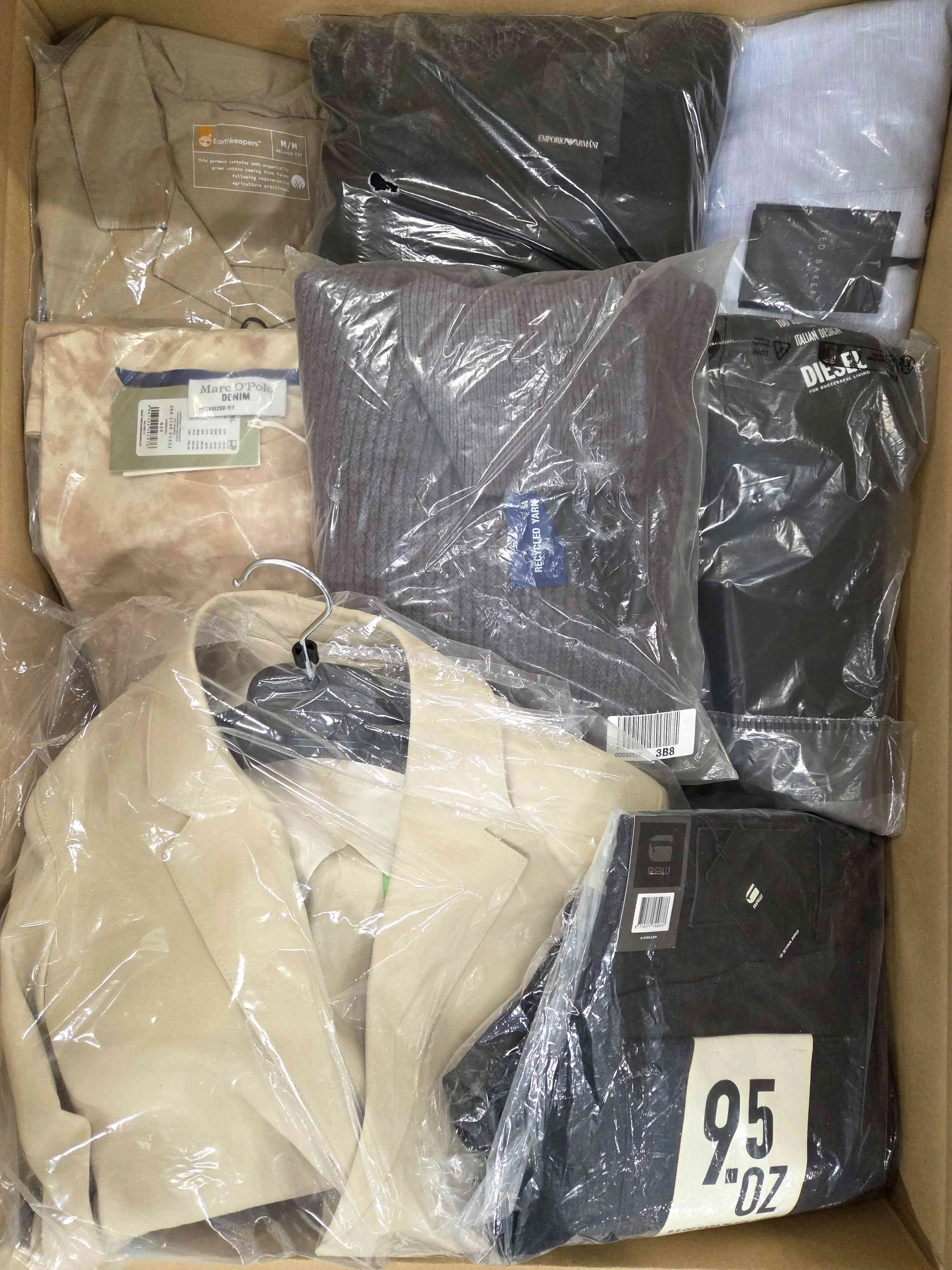 AM543 3 The photo shows a package with clothing in the category AM.
