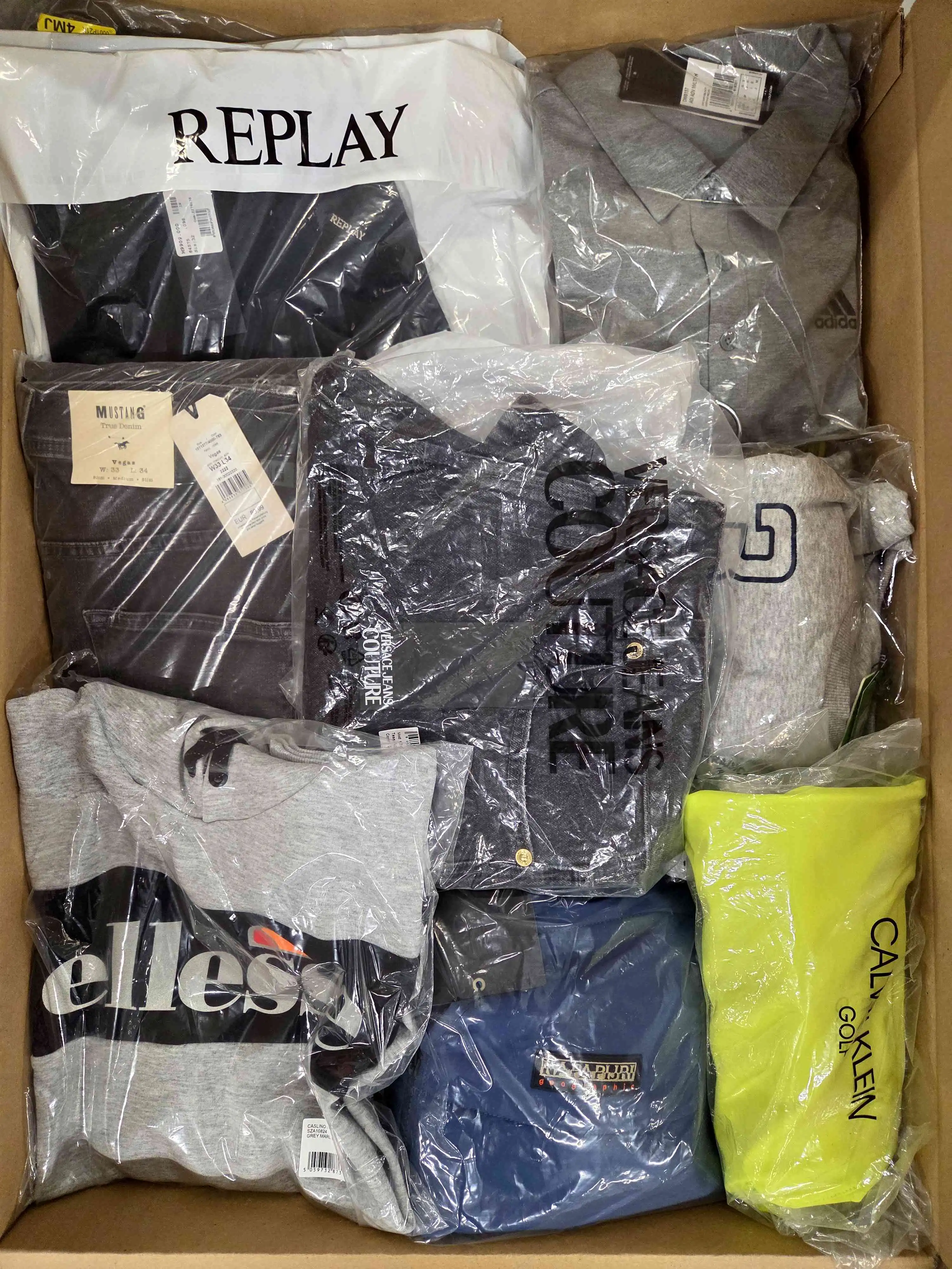 AM544 3 The photo shows a package with clothing in the category AM.