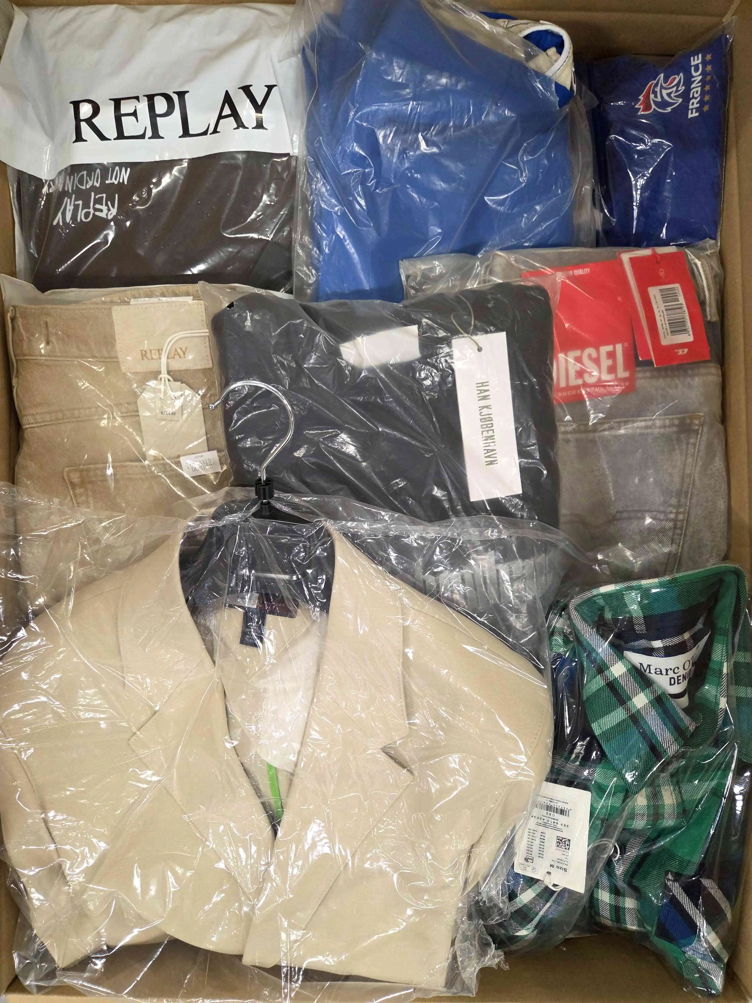 AM545 3 The photo shows a package with clothing in the category AM.