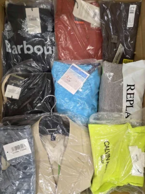 The photo shows a package with clothing in the category AM.