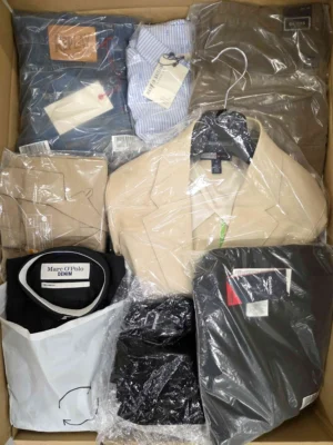 The photo shows a package with clothing in the category AM.