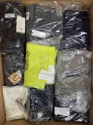 The photo shows a package with clothing in the category AM.