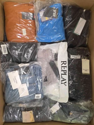 The photo shows a package with clothing in the category AM.