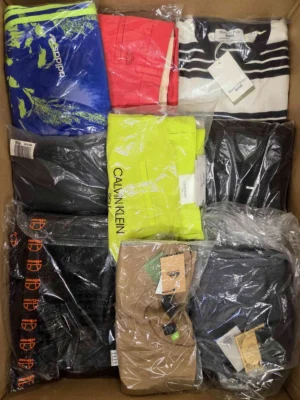 The photo shows a package with clothing in the category AM.