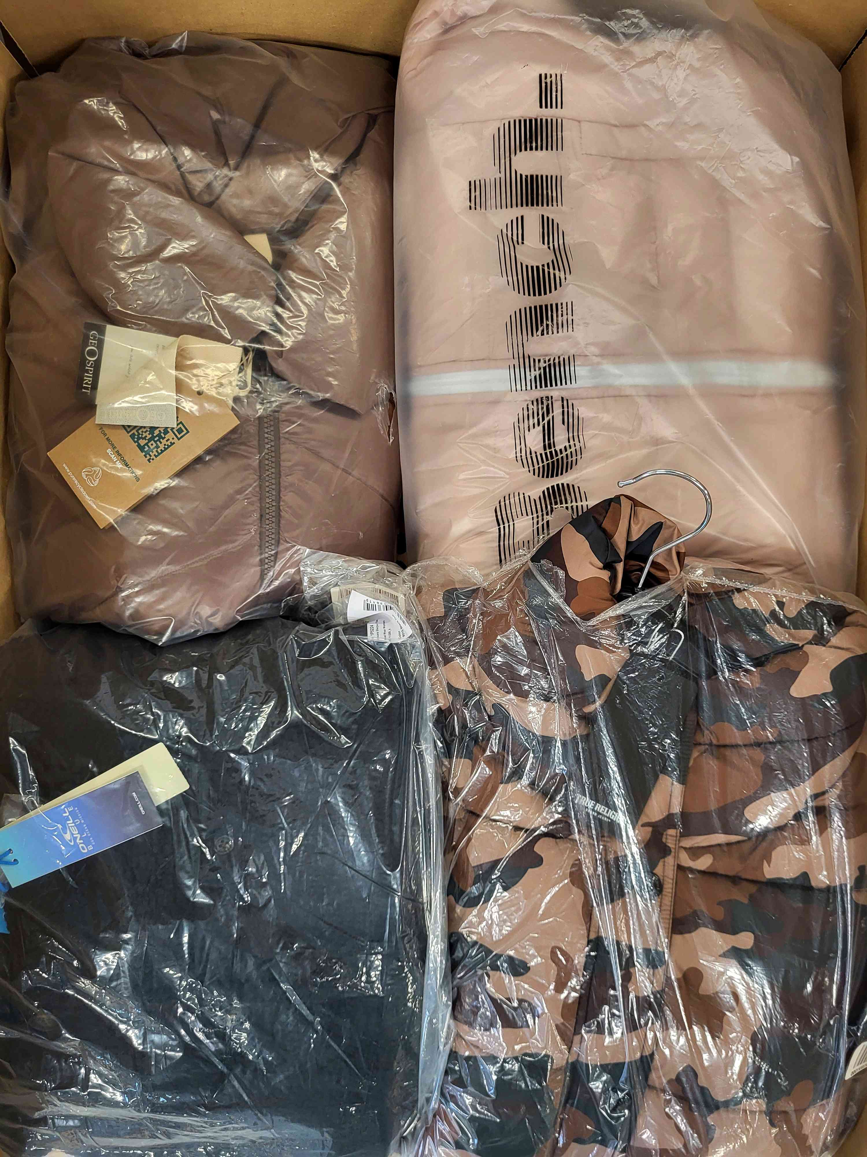 AJW660 3 The photo shows a package with clothing in the category AJW.