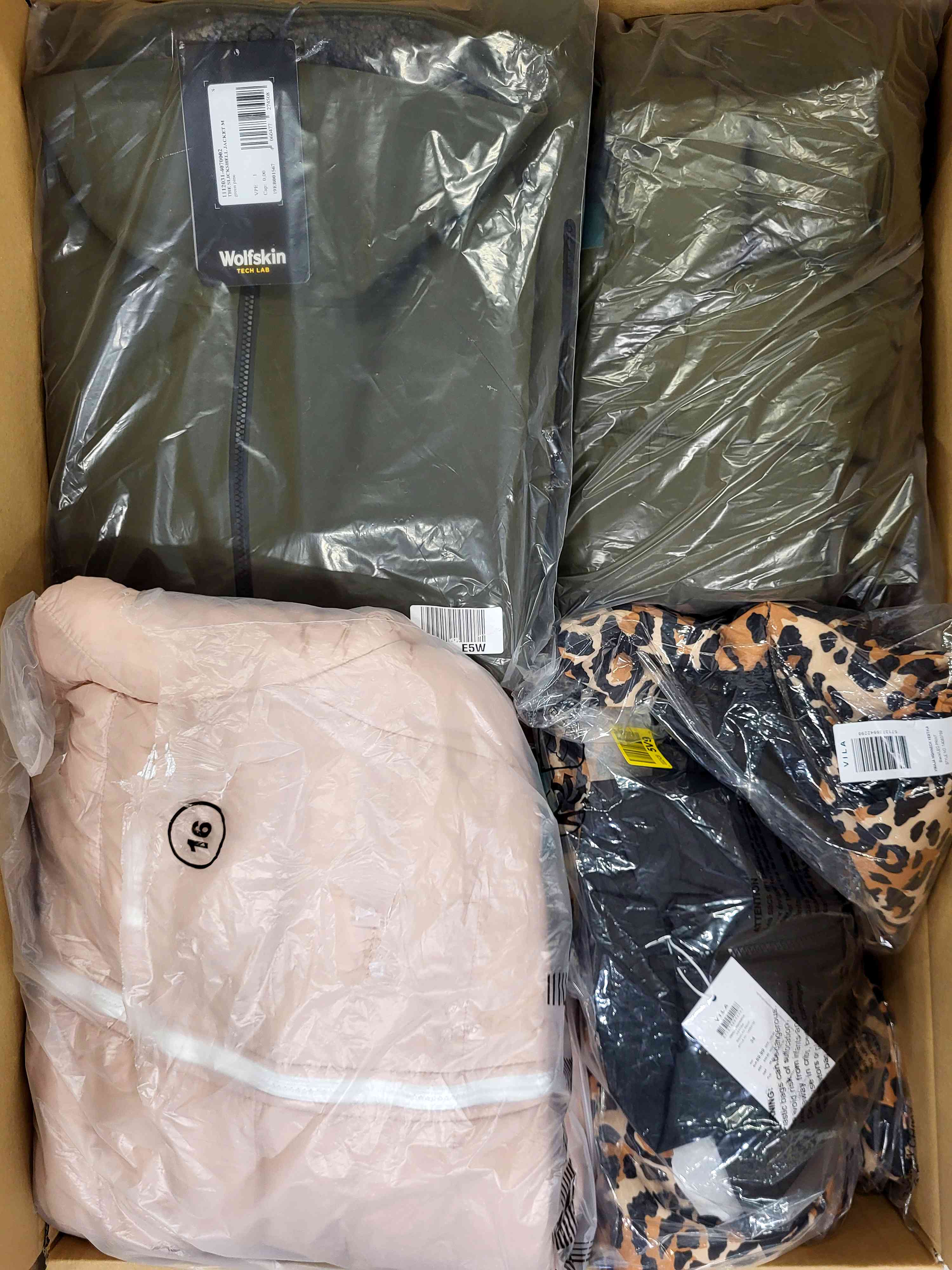 AJW673 3 The photo shows a package with clothing in the category AJW.