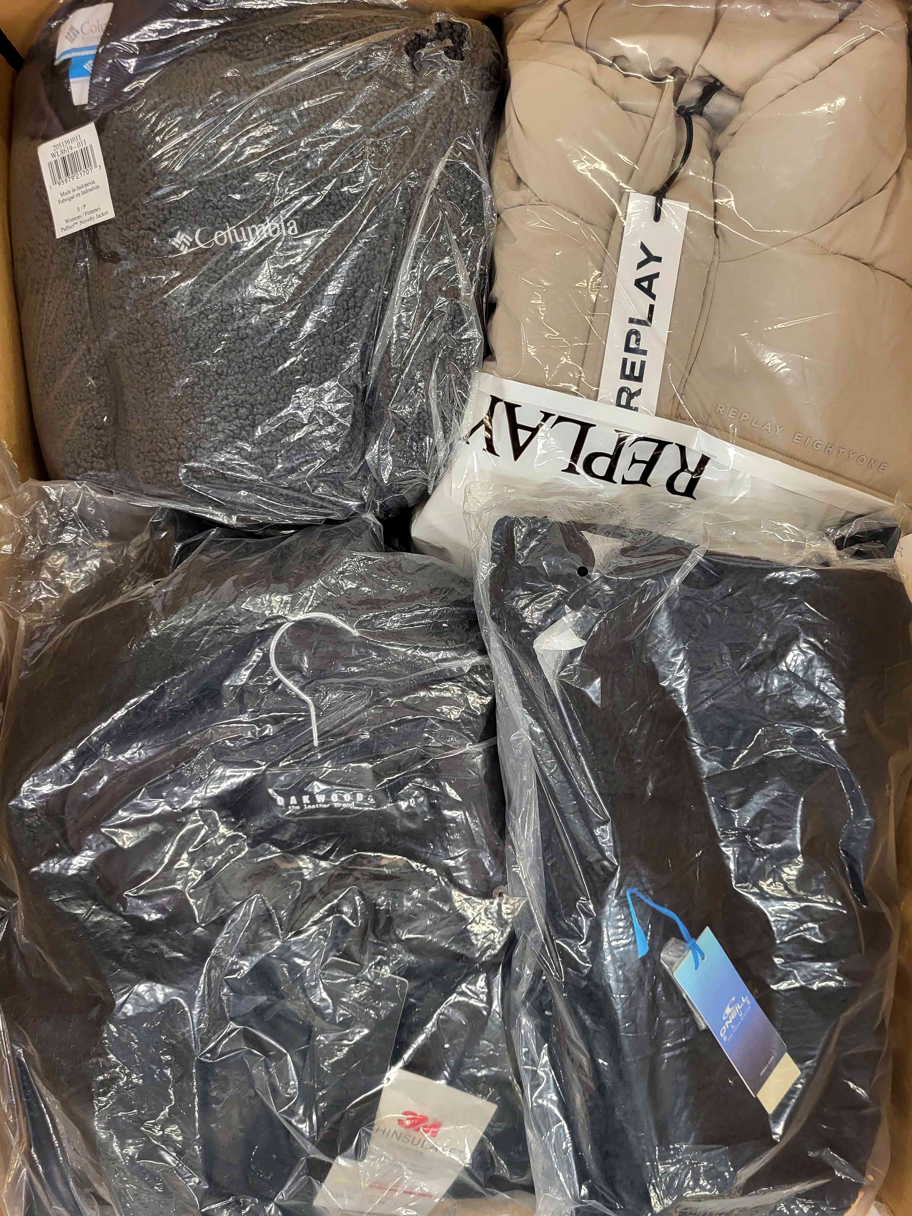 AJW677 3 The photo shows a package with clothing in the category AJW.
