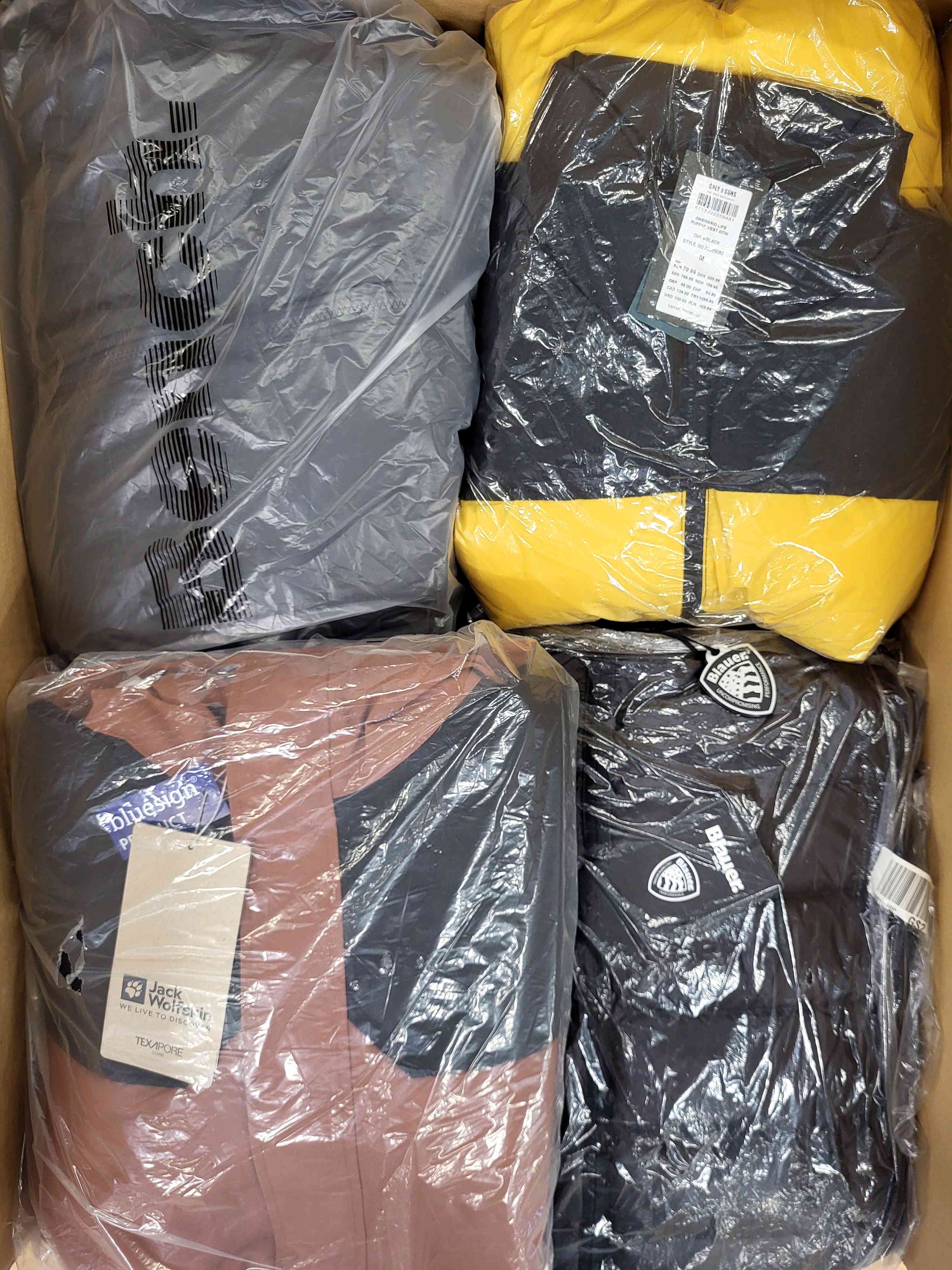 AJW679 3 The photo shows a package with clothing in the category AJW.