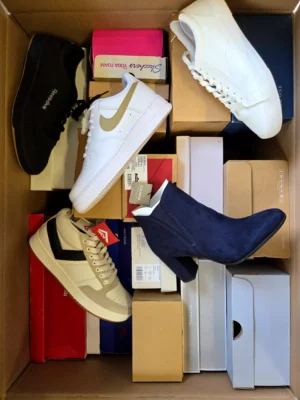 The photo shows a package with footwear in the category CS.